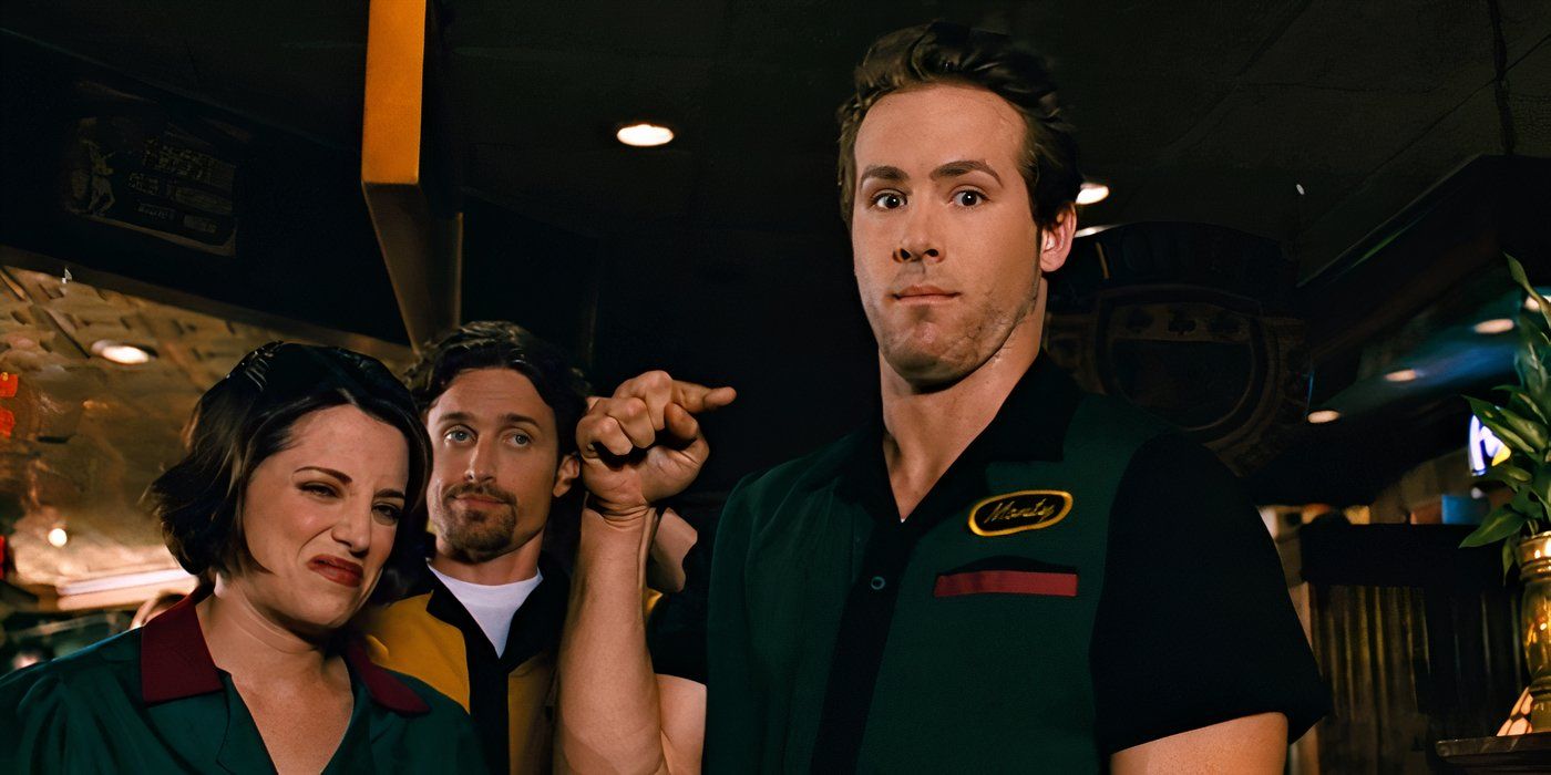 Monty avec un regard coupable sur son visage alors qu'il pointe vers la droite dans « Waiting... » (2005)