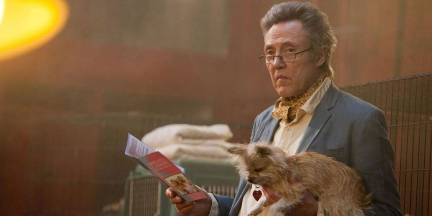 Christopher Walken tenant un petit chien et lisant une brochure dans « Sept psychopathes »