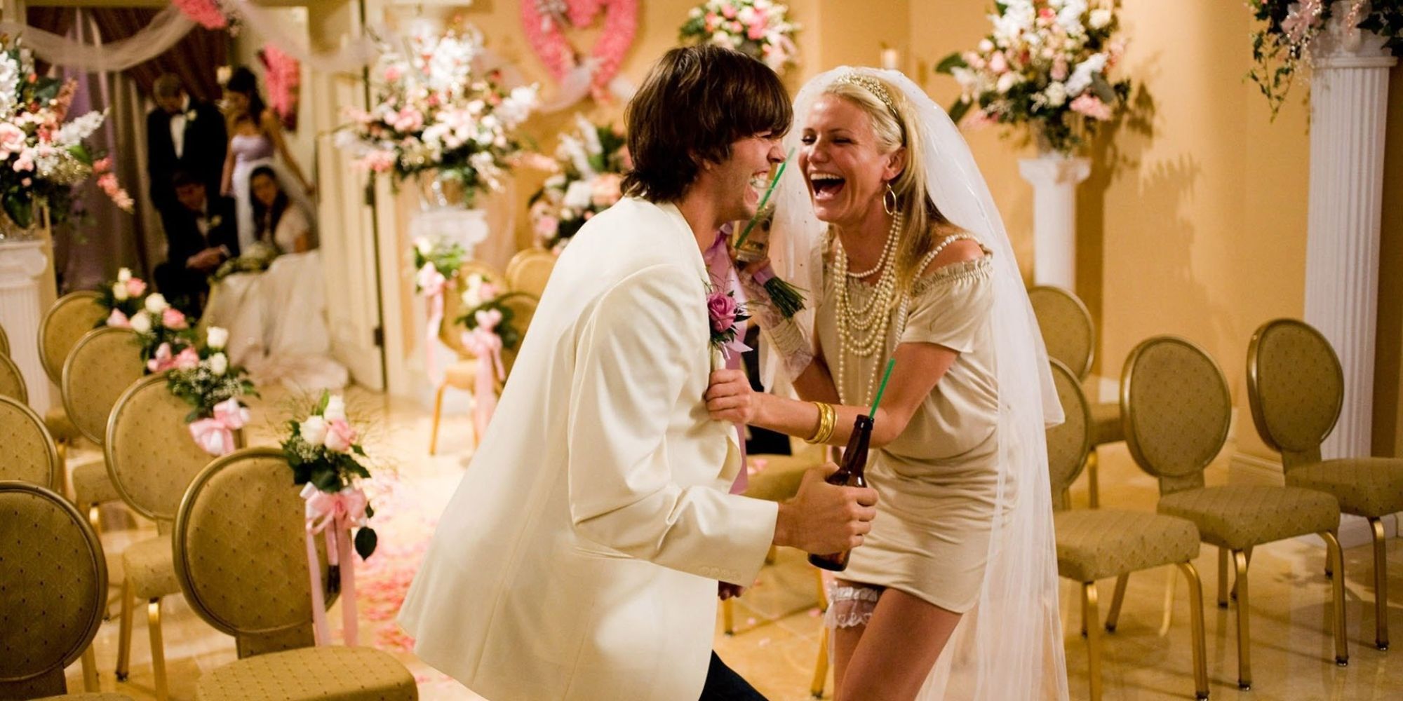 Un homme et une femme célèbrent leur mariage dans What Happens in Vegas.