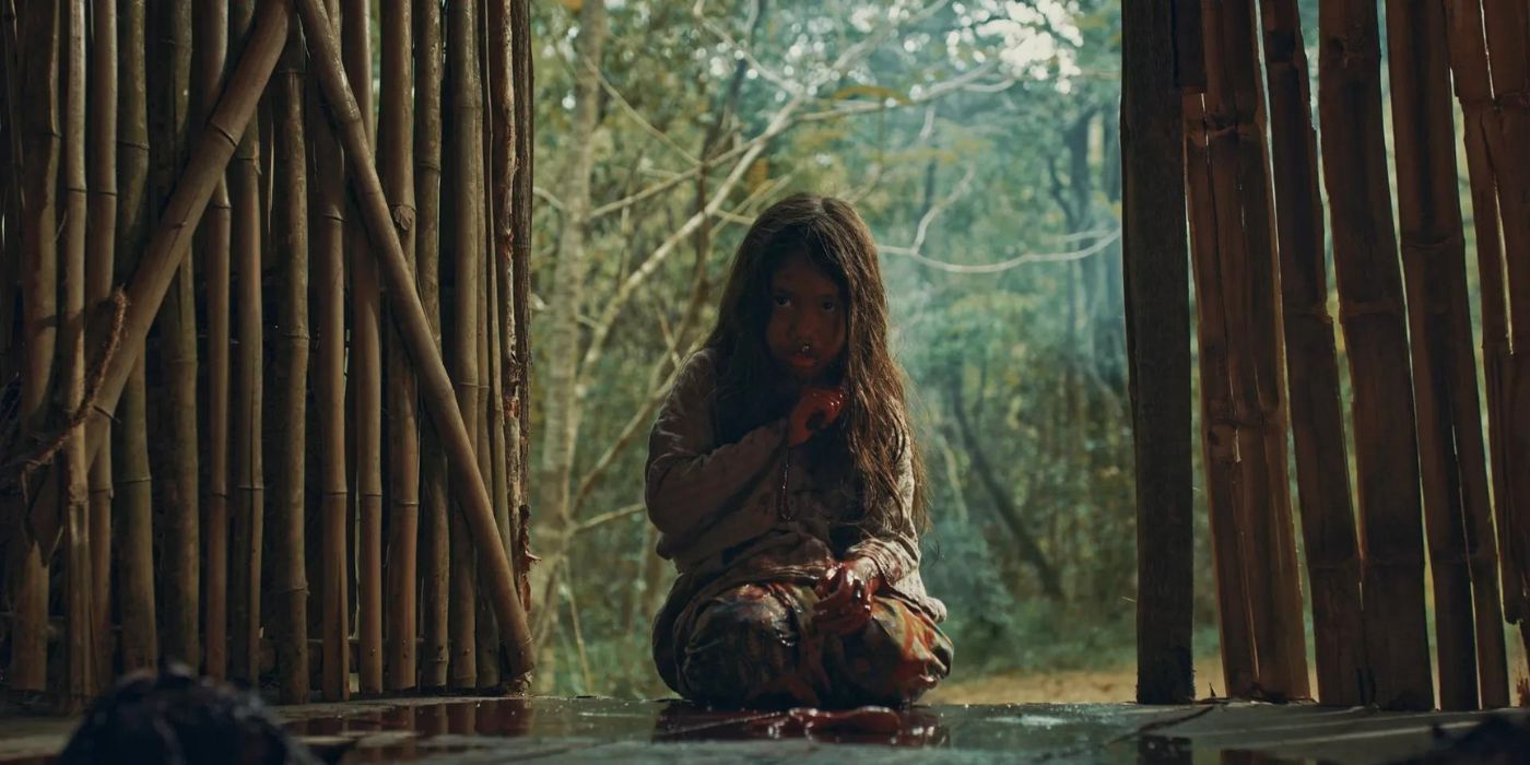 Une jeune fille mange un oiseau à Roh