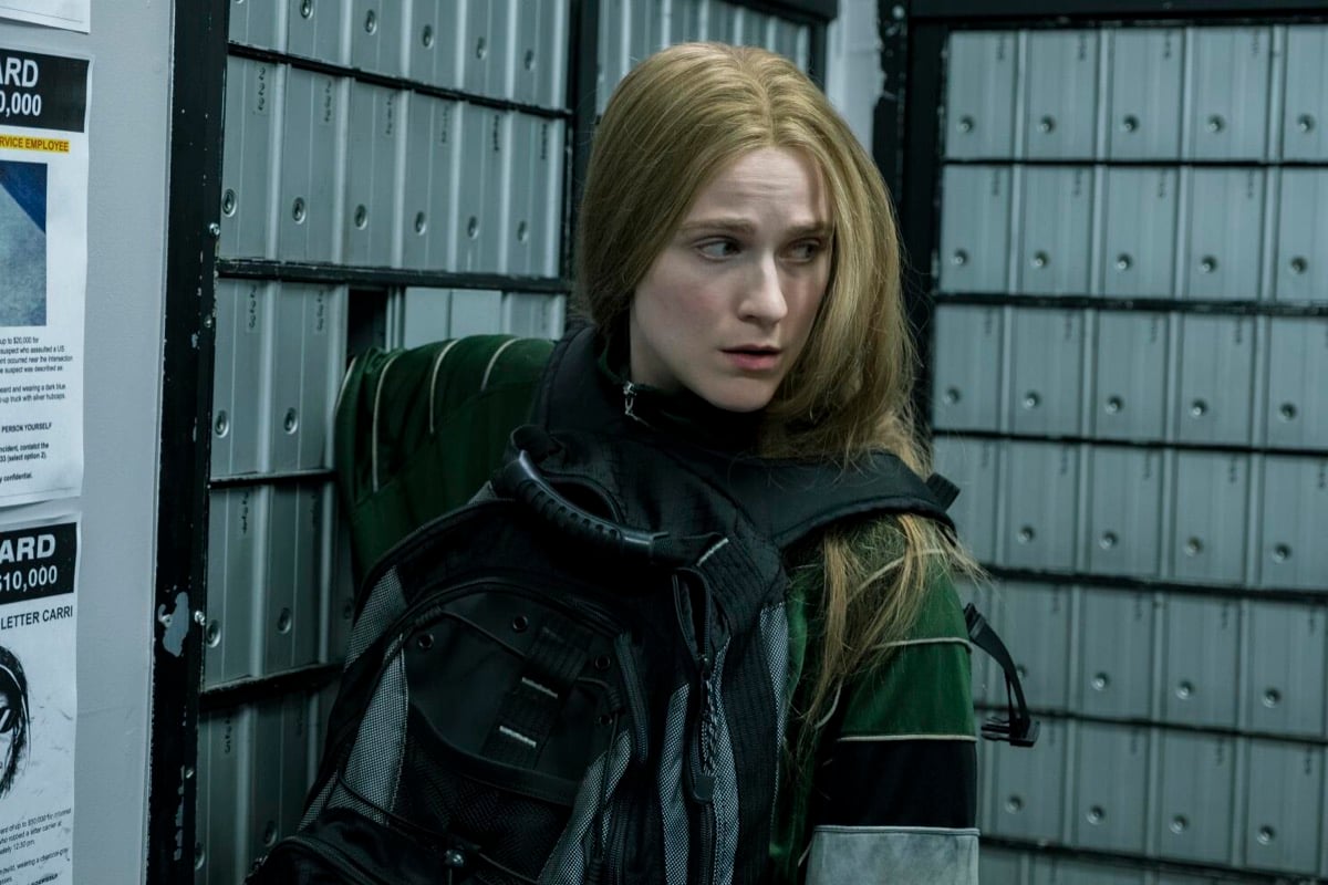 Une femme dévalise l