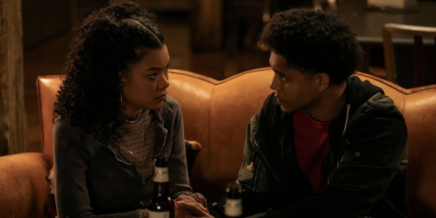 Anire Kim Amoda et Rhenzy Feliz assis ensemble sur un canapé dans le rôle de Graciela et Victor dans The Penguin Episode 3.