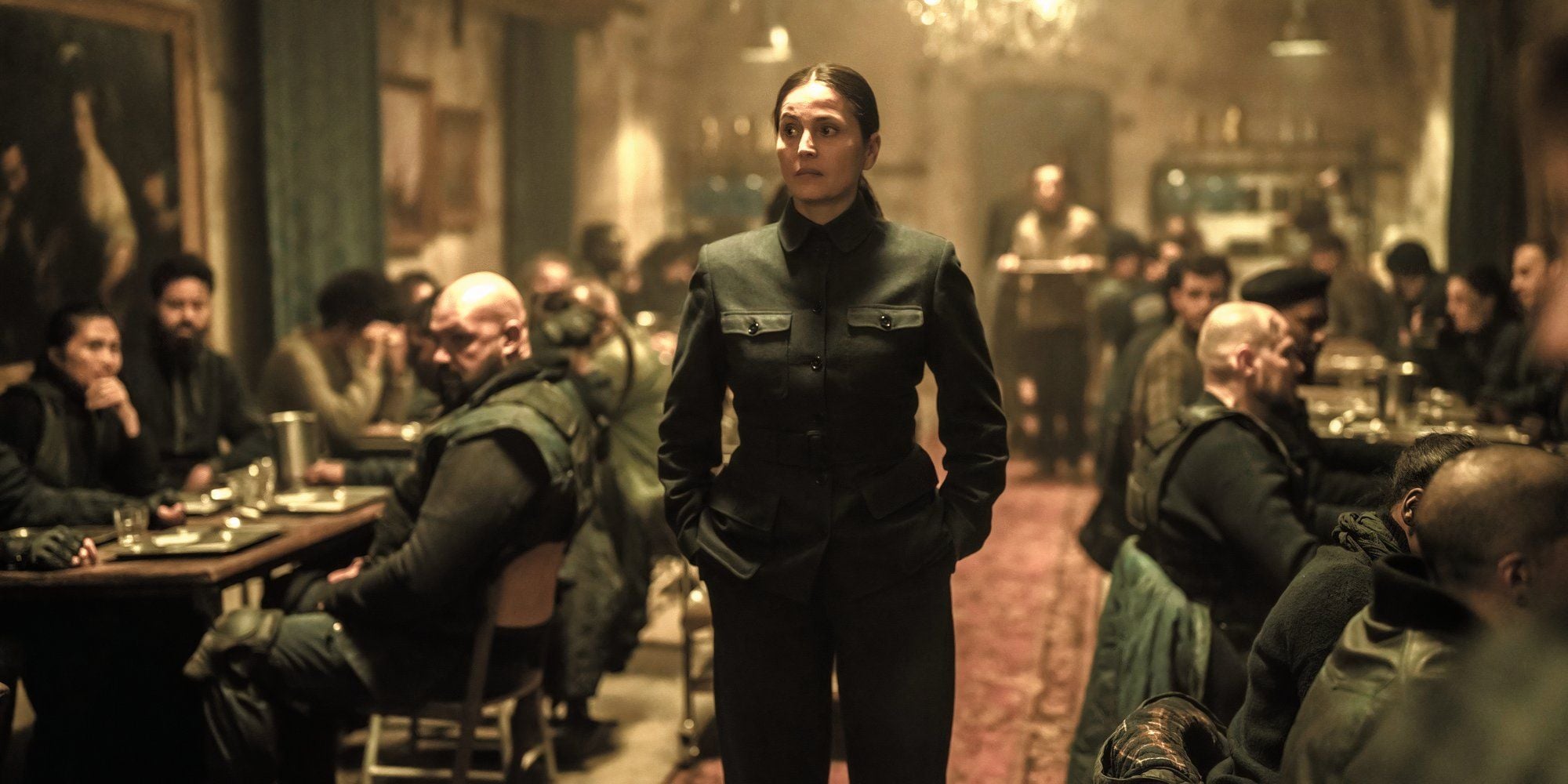 Anne Charrier dans le rôle de Genet debout dans un réfectoire dans Walking Dead Daryl Dixon saison 2