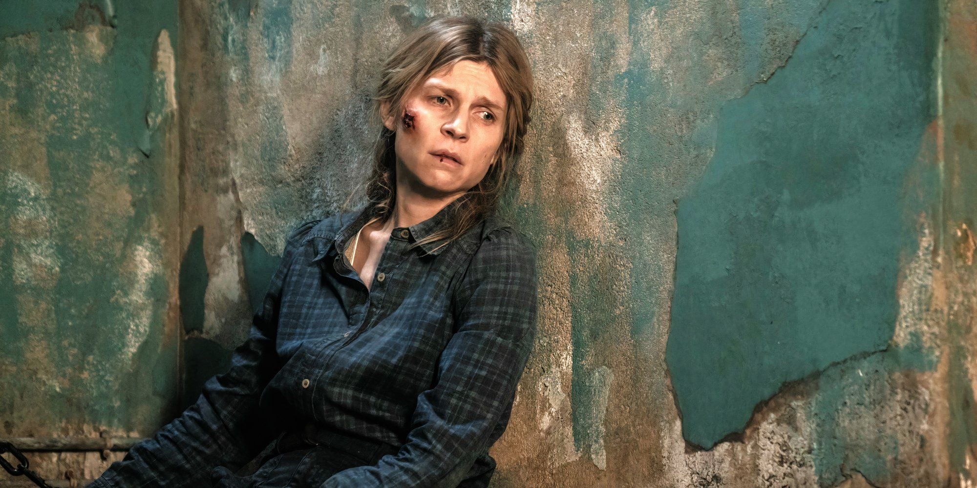 Clémence Poésy dans le rôle d'Isabelle assise contre un mur dans sa cellule dans Walking Dead Daryl Dixon saison 2