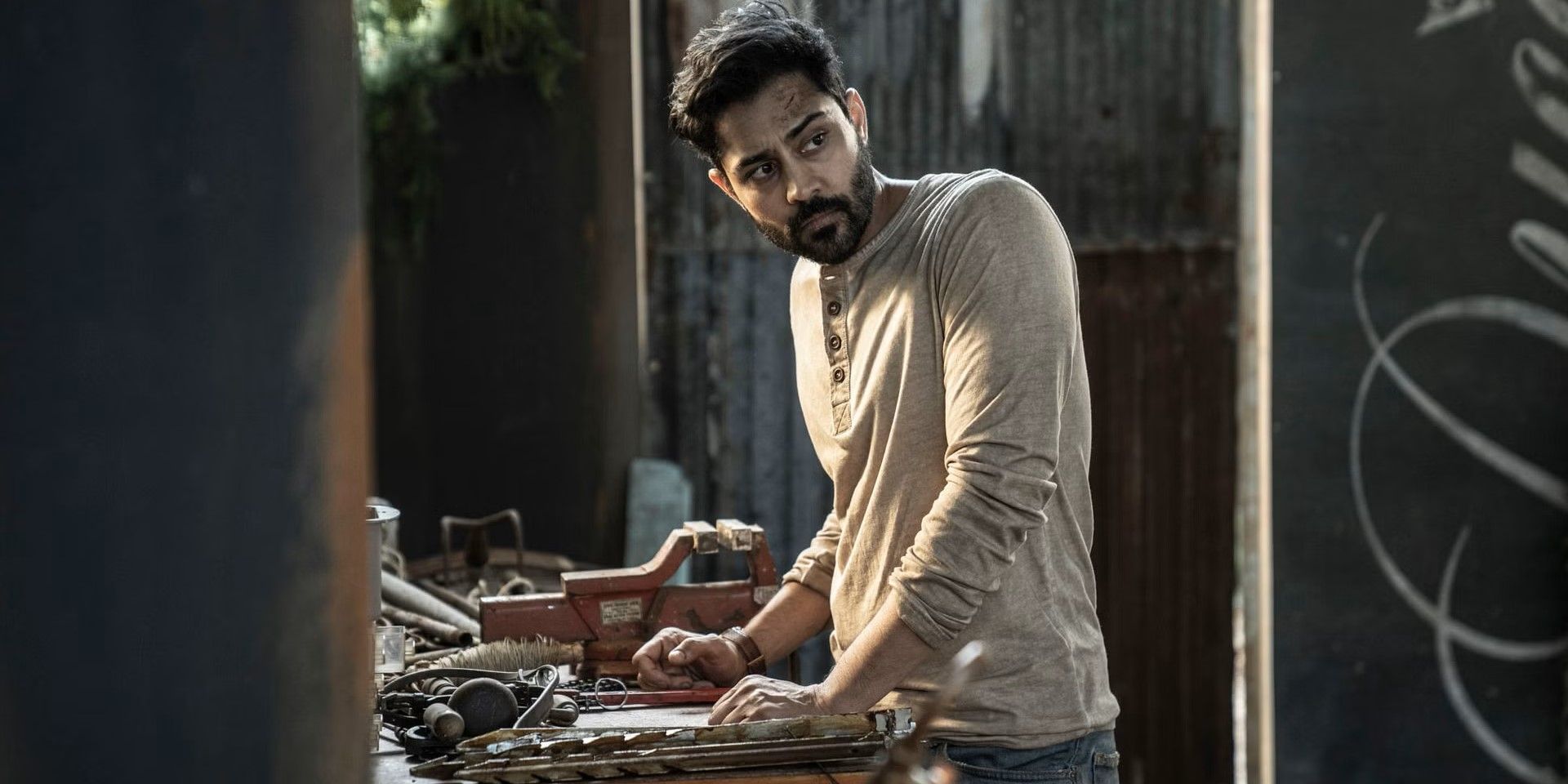 Ash (Manish Dayal) dans 