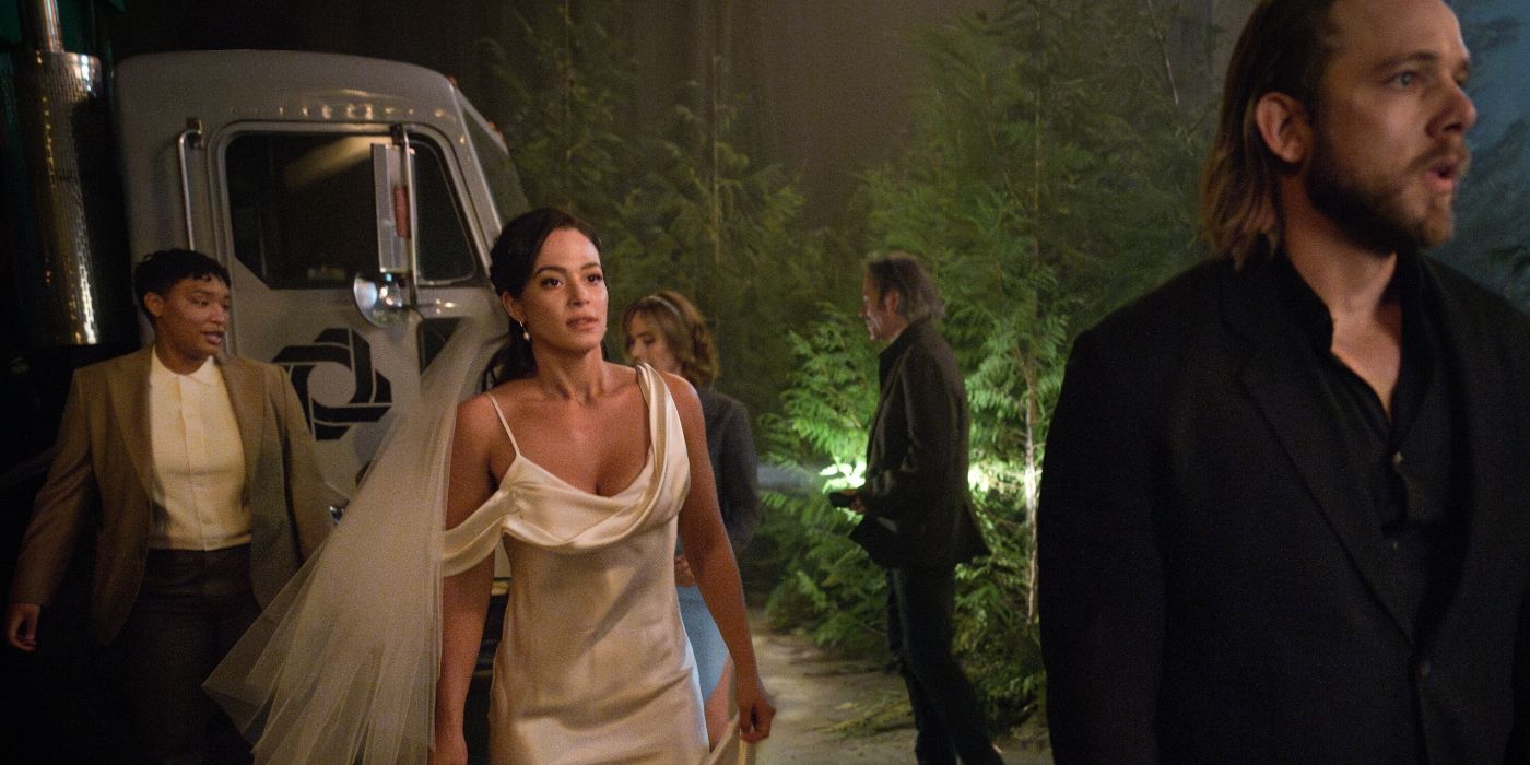 Max Thieriot dans le rôle de Bode debout devant Stéphanie Arcila dans sa robe de mariée dans la saison 3 de Fire Country