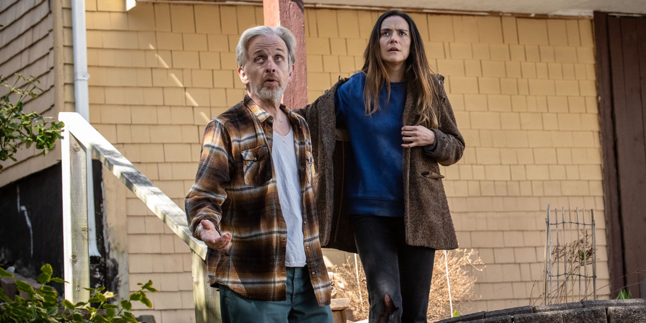 Catalina Sandino Moreno dans le rôle de Tabitha et Robert Joy dans le rôle de Henry dans From S3E3