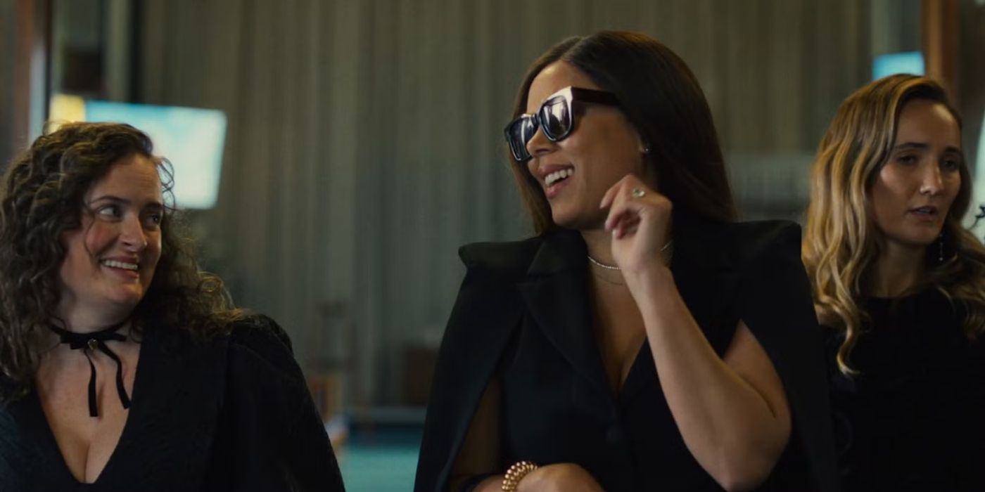 Julia porte des vêtements sombres et des lunettes noires