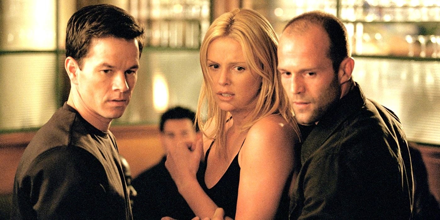 Mark Wahlberg, Charlize Theron et Jason Statham regardent quelqu'un hors caméra avec dégoût