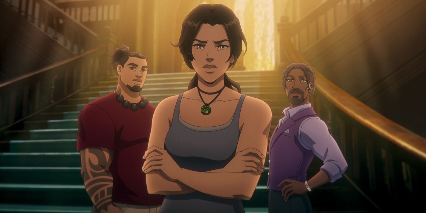 Lara Croft (Hayley Atwell) debout dans une cage d'escalier, les bras croisés tandis que Jonah (Earl Baylon) et Zip (Allen Maldonado) se tiennent derrière elle.