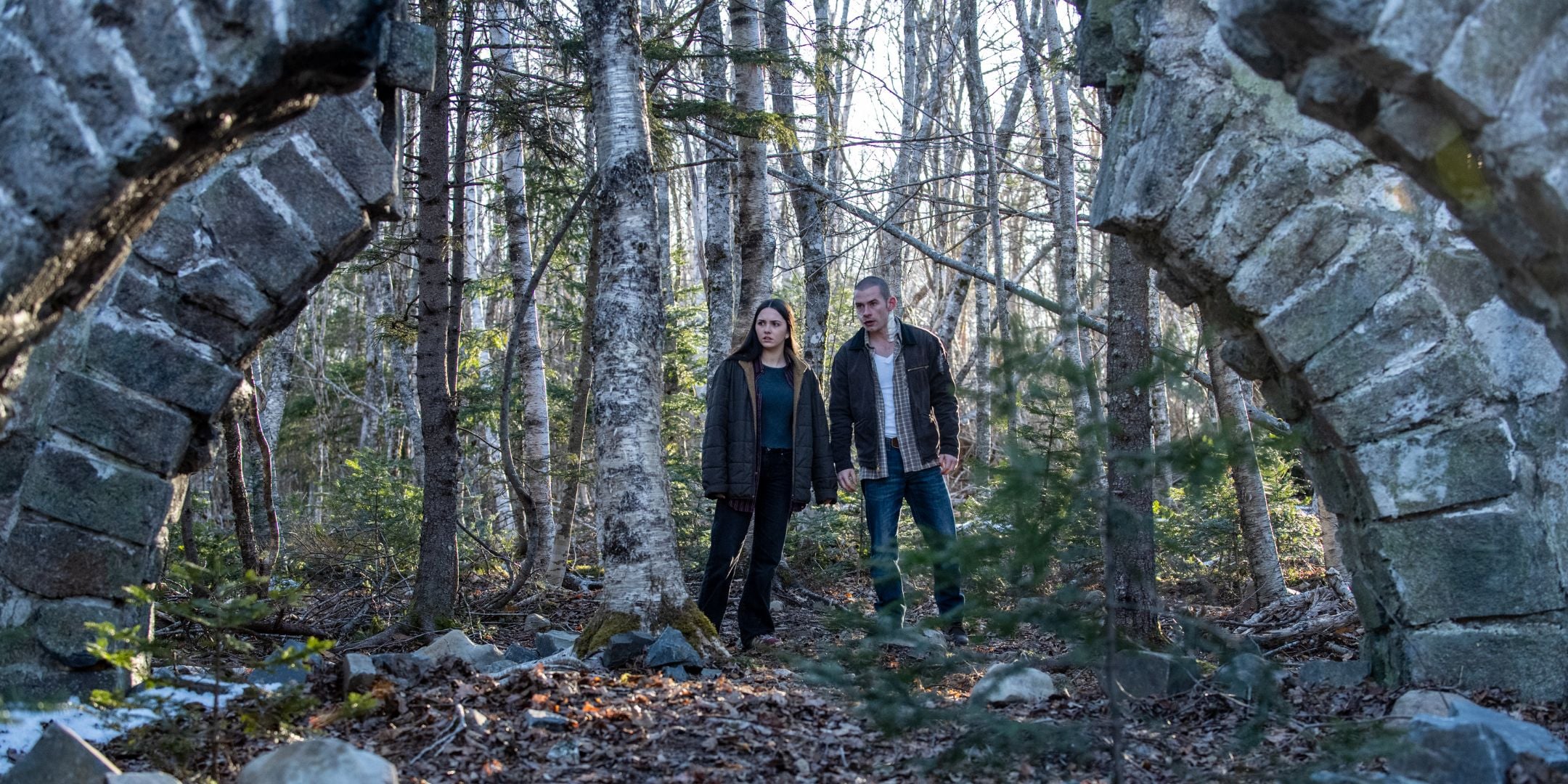 Hannah Cheramy dans le rôle de Julie et AJ Simmons dans le rôle de Randall dans From S3E7