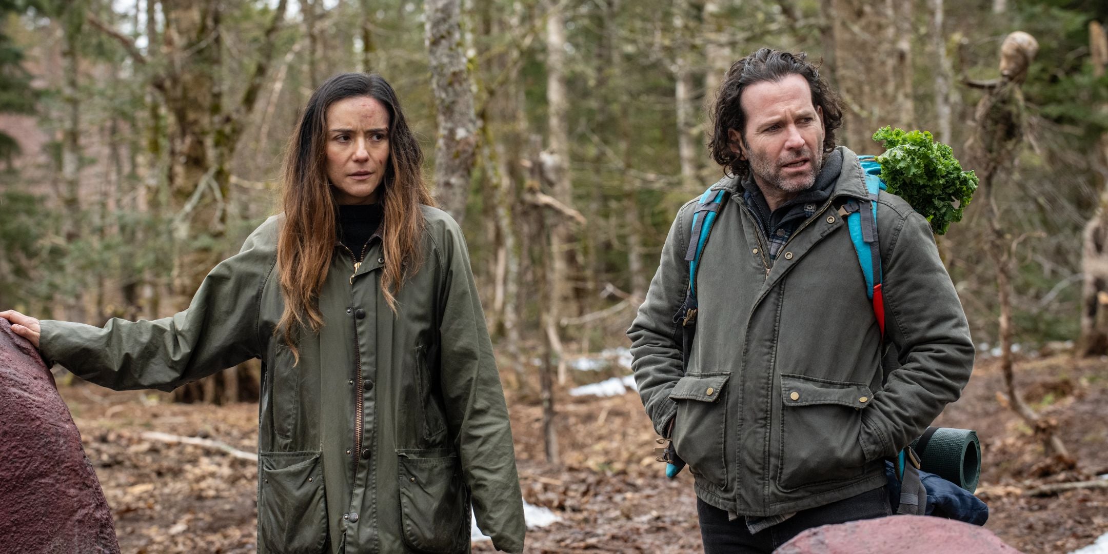 Catalina Sandino Moreno dans le rôle de Tabitha et Eion Bailey dans le rôle de Jim dans From S3E7