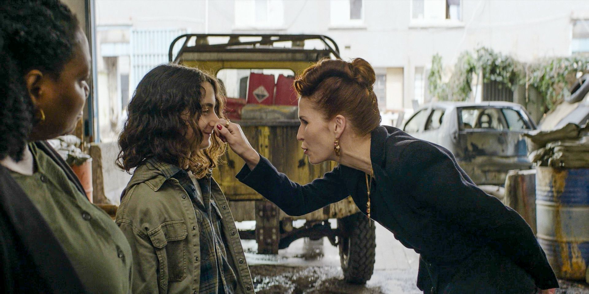 Anna Valery (Lukerya Ilyashenko) pinçant le nez de Laurent (Louis Puech Scigliuzzi) dans The Walking Dead : Daryl Dixon Saison 2 Ep 5