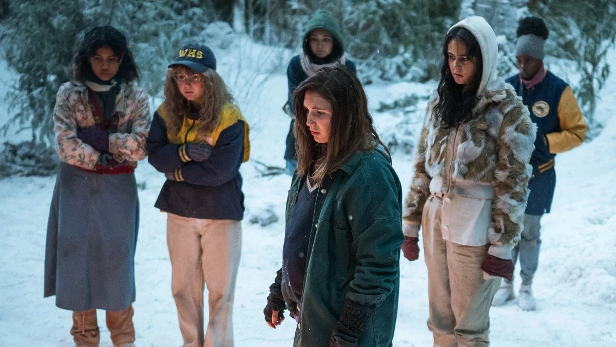 Les cueillettes adolescentes se tiennent dans la neige dans la saison 2 de la saison 2
