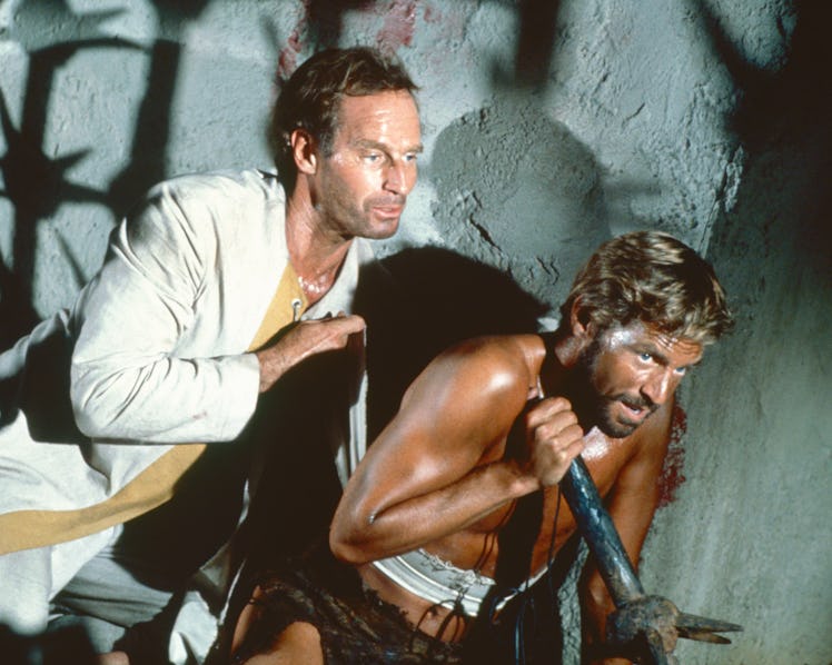 James Franciscus (à gauche, 1934-1991), acteur américain, et Charlton Heston (1923-2008), acteur américain, dans un public ...